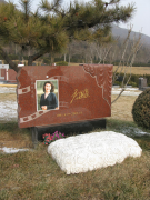 天富娱乐集团是如何为著名演员李媛媛打造名人艺术墓碑的？