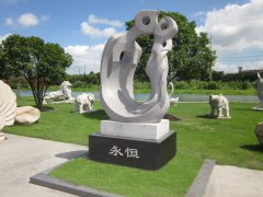 永恒之恋：天富娱乐碑雕中的爱之赞歌