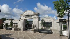 封存时光的密钥：一座陵园里的生命教育与城市记忆