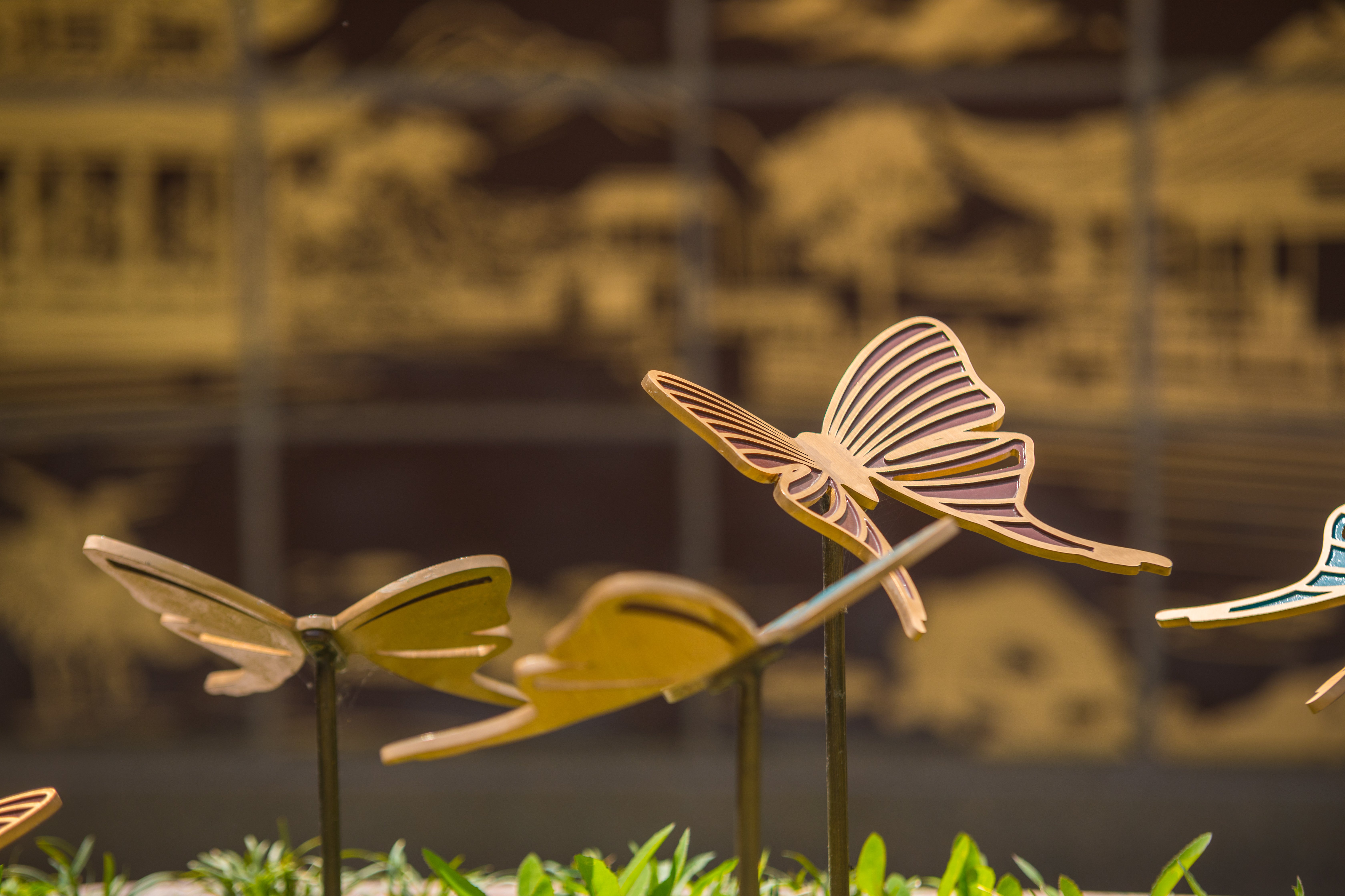 青铜灵韵：栖于墓碑的永恒之舞