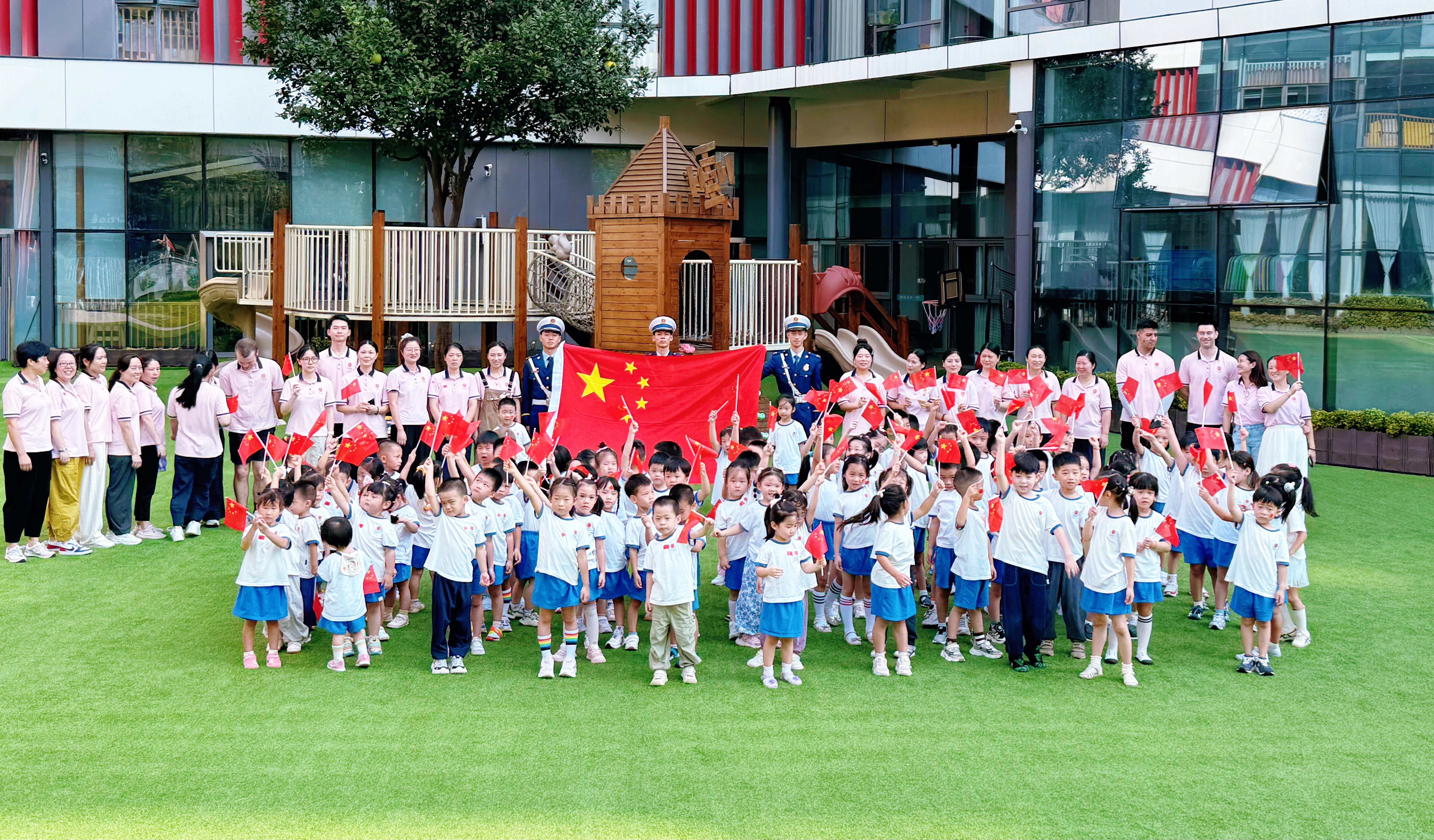 同心庆华诞 月满共此时