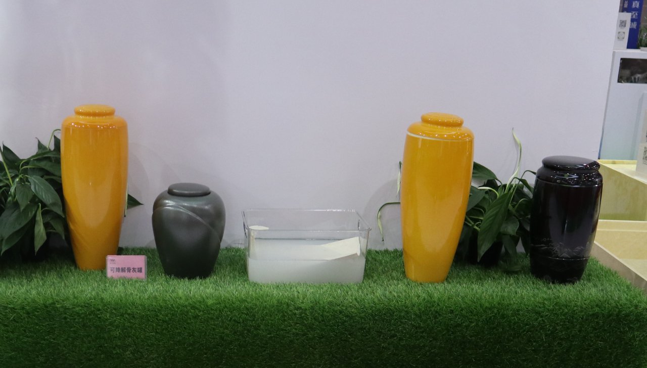 生命最后的礼物：一只可降解骨灰坛种出的绿色未来